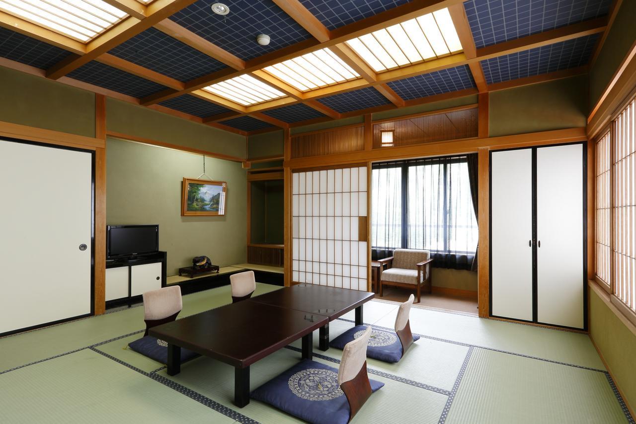 Okada Ryokan Warakutei Такаяма Екстер'єр фото
