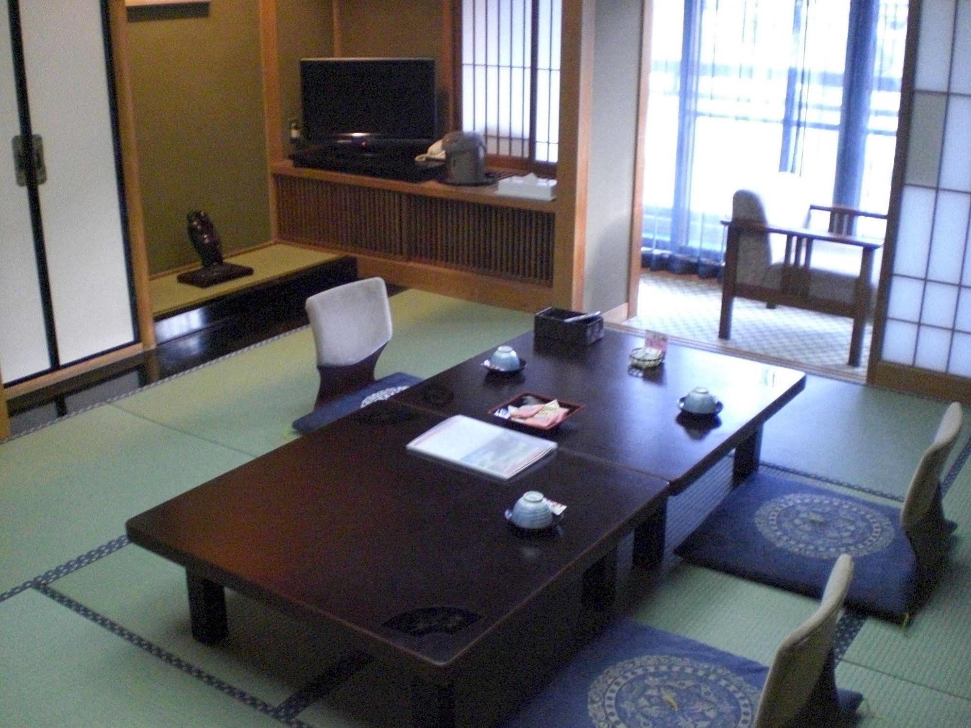 Okada Ryokan Warakutei Такаяма Екстер'єр фото