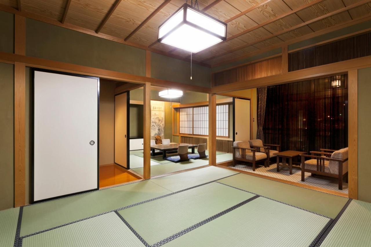 Okada Ryokan Warakutei Такаяма Екстер'єр фото
