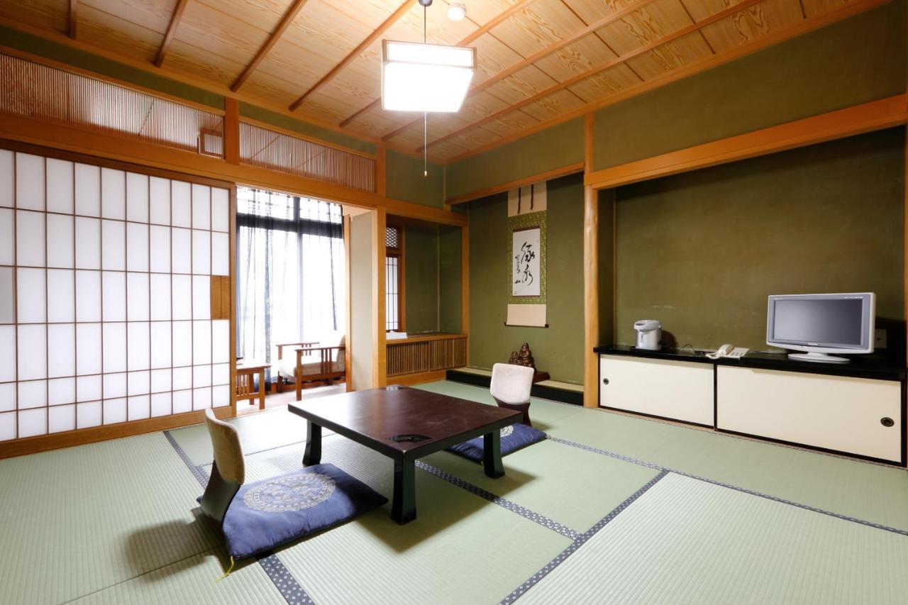 Okada Ryokan Warakutei Такаяма Екстер'єр фото