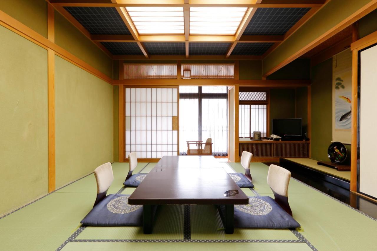Okada Ryokan Warakutei Такаяма Екстер'єр фото